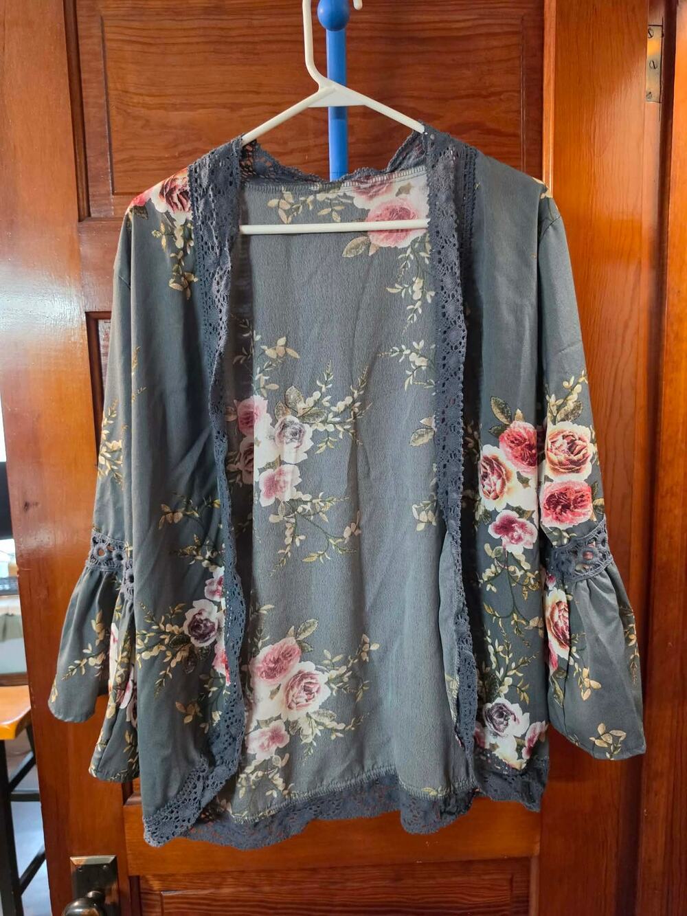 Women’s L Gray Floral Kimono Cardigan Bell Sleeve Crochet Lace Boho